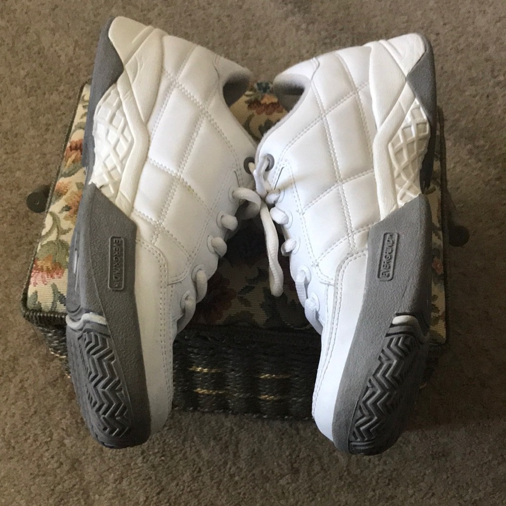 Fila leather white tennis shoes. - Picture 5 of 5